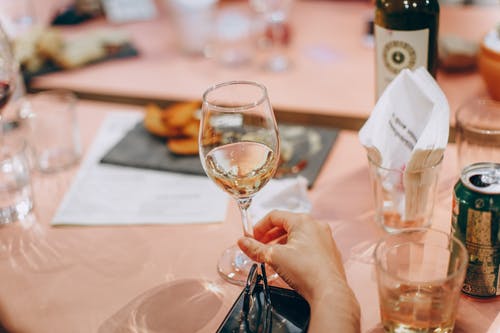 Impressionner vos hôtes avec vos connaissances en vin: comment faire?